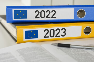 Aktenordner mit der Beschriftung 2022 und 2023