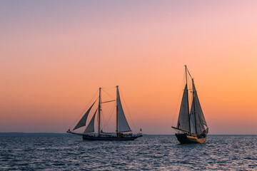 Segelschiffe im Sonnenuntergang auf der Hanse Sail in Rostock