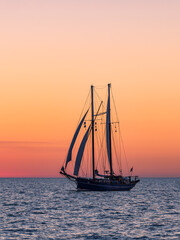 Segelschiff im Sonnenuntergang auf der Hanse Sail in Rostock