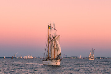 Fototapeta na wymiar Segelschiffe im Sonnenuntergang auf der Hanse Sail in Rostock