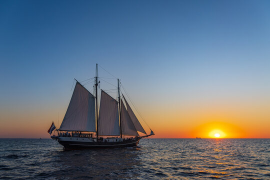 Segelschiff im Sonnenuntergang auf der Hanse Sail in Rostock