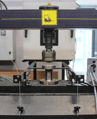 Compression bench with its compression plates.