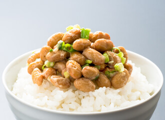 大粒の納豆とネギがのっているごはん。
