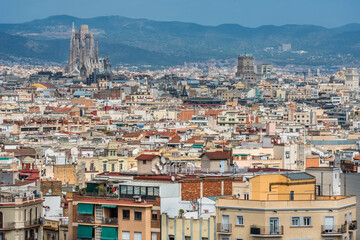 Übersicht über Barcelona mit der Sagrada familia von Gaudi, Spanien