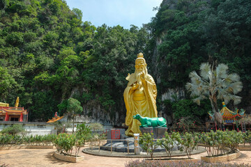 Obraz premium Ipoh, Malaysia - October 2022: Views of the Nam Thean Tong Temple, Chinese temple built within a limestone cave on October 19, 2022 in Ipoh, Malaysia..