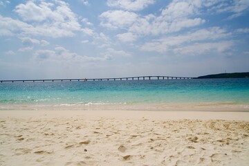 Fototapeta na wymiar The shining sea of Yonaha Beach and the scenery of Kurima Island