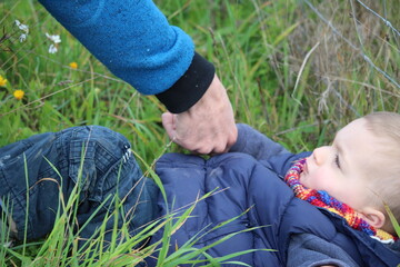 petit garçon de 3 ans en hiver  marchant dehors