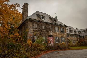 Obraz premium Abandoned abbey in autumn