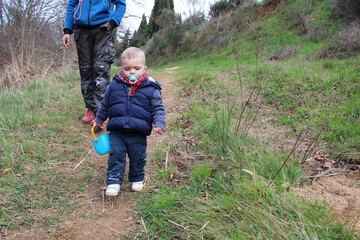 petit garçon de 3 ans en hiver  marchant dehors