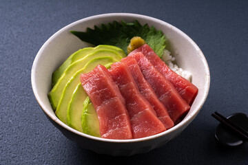 アボカドまぐろ丼