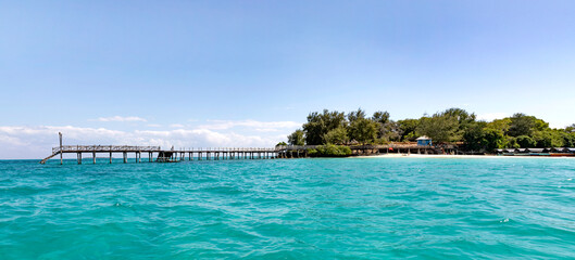 Prison Island im Indischen Ozean auf Sansibar, Stone Town. Bootssteg der Gefängnisinsel Changuu und blauer Himmel in der Karibik, Panorama.