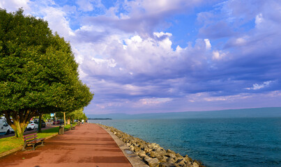 Uferpromenade in Évian-les-Bains, Frankreich 