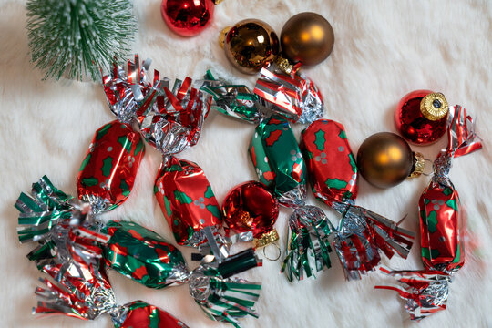Ensemble de papillotes de no&euml;l avec des boules de d&eacute;coration