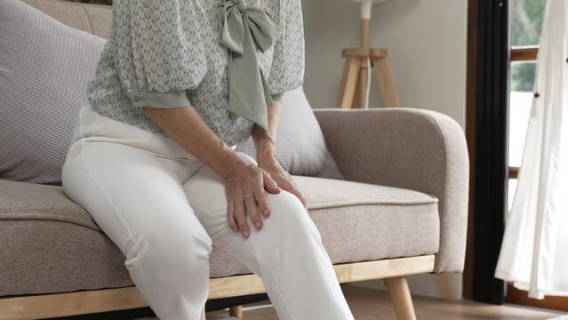 Elderly Asians feel knee pain at home.