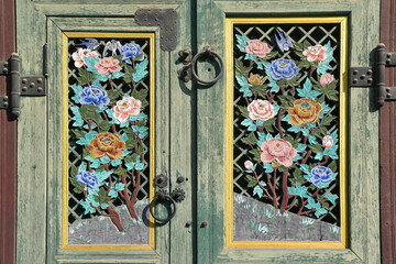 꽃이 장식된 사찰의 문