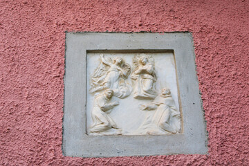 Edicola stradale con bassorilievo religioso