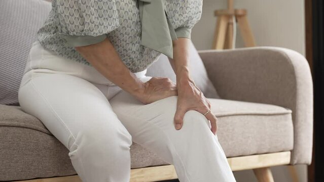 Elderly Asians feel knee pain at home.