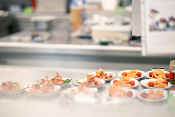 Essenzubereitung in einem Haubenlokal mit frischen Zutaten