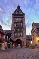 Fototapeta na wymiar Vista al atardecer de la torre de Riquewihr en Alsacia, Francia.