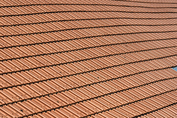 Hausdach mit roten Dachziegeln