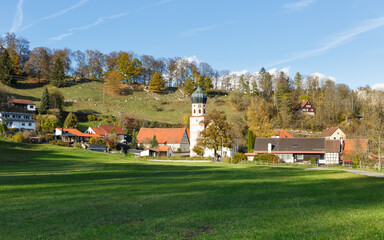 Fototapeta na wymiar Panorama von Münsingen-Bichishausen im Lautertal im Landkreis Reutlingen