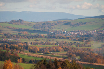 Obraz premium beautiful autumn landscape. view from the mountain to the green fields, trees. tranquility and nature