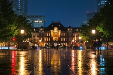 東京都 雨の日の東京駅前、行幸通りの夜景