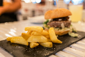 Hamburguer with cheese, tomato, lettuce and chips