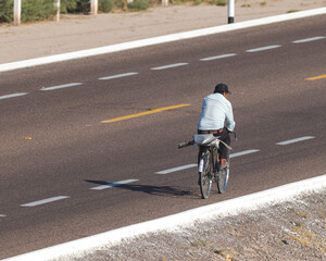 Se&ntilde;or campesino saliendo de sus labores en bicicleta