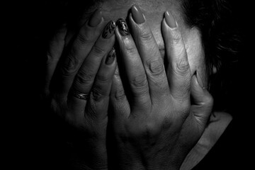 Sesja czarno-biała ilustrująca ludzkie emocje za pomocą dłoni - rozpacz
