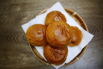Top view of Mini buns with tissue on wove plate