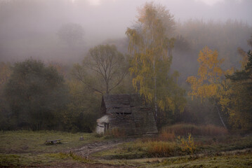 Jesienny krajobraz z bacówką.