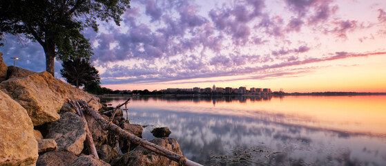 Sonnenaufgang, der sich im Wasser des Lake Monona, Madison, WI, widerspiegelt.