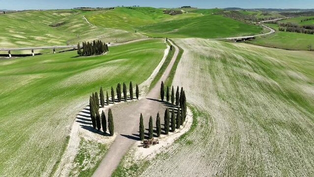Tipicos campos de la toscana en primavera desde punto de vista aereo en 4k 