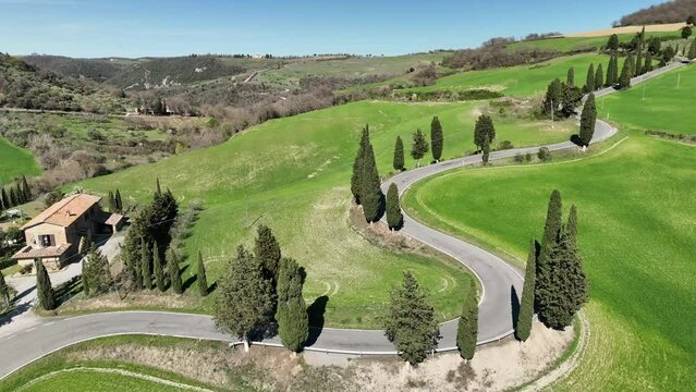 Tipicos campos de la toscana en primavera desde punto de vista aereo en 4k 