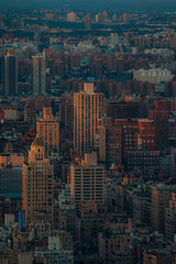 Obraz premium Suburbios de New York desde lejos en la puesta de sol.