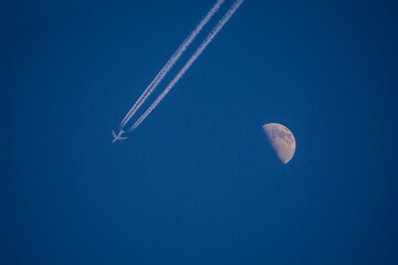 Samolot na tle księżyca 