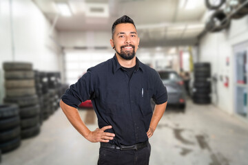 Naklejka premium Handsome mechanic job in uniform working on car