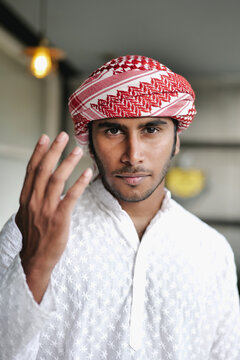Indian Muslim Men Wearing Arabic Attire