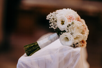 Ślubny bukiet kwiatów w kościele - obrazy, fototapety, plakaty
