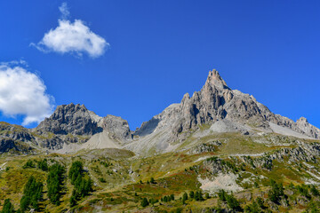 Fototapeta premium High valley of the Clarée with its autumn colors and its steep and massive mountains