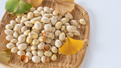 イチョウの葉と銀杏の種