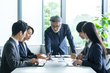 オフィスで会議をするビジネスパーソン