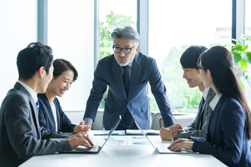 オフィスで会議をするビジネスパーソン