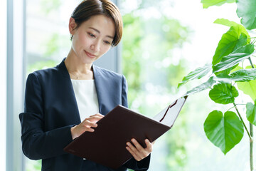 資料を確認するキャリアウーマン