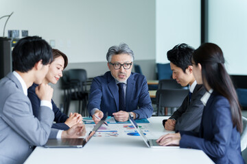 オフィスで会議をするビジネスパーソン