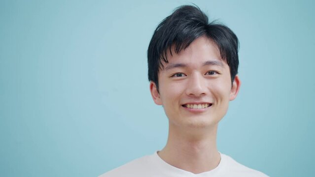 笑顔の若い男性