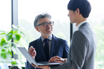 事務所で打ち合わせをするビジネスマン