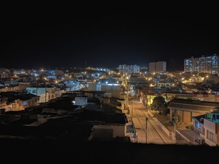 Paisaje urbano de San Juan de Pasto, vida nocturna sobre las luces estrelladas que genera la isma...