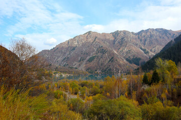 Fototapeta na wymiar mountain beautiful lake and autumn forest. mountain landscape.
